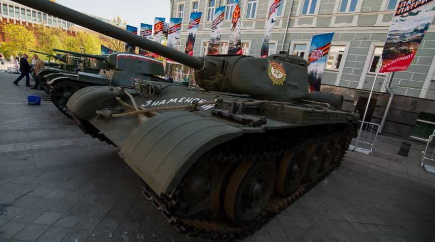 Авторы War Thunder открыли выставку техники у Кремля