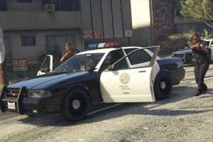 Полицейский нагло угоняет автомобиль (Видео)