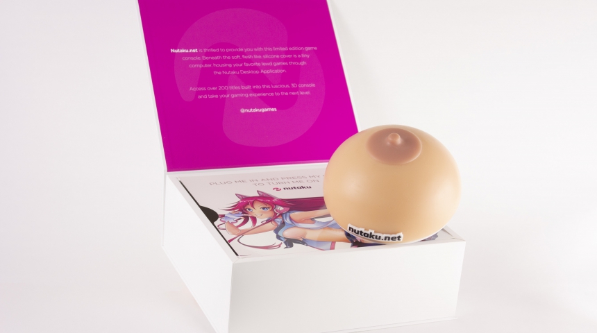 Юбилейная игровая консоль в форме женской груди от Nutaku
