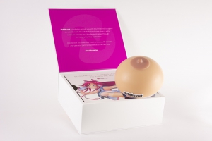 Юбилейная игровая консоль в форме женской груди от Nutaku